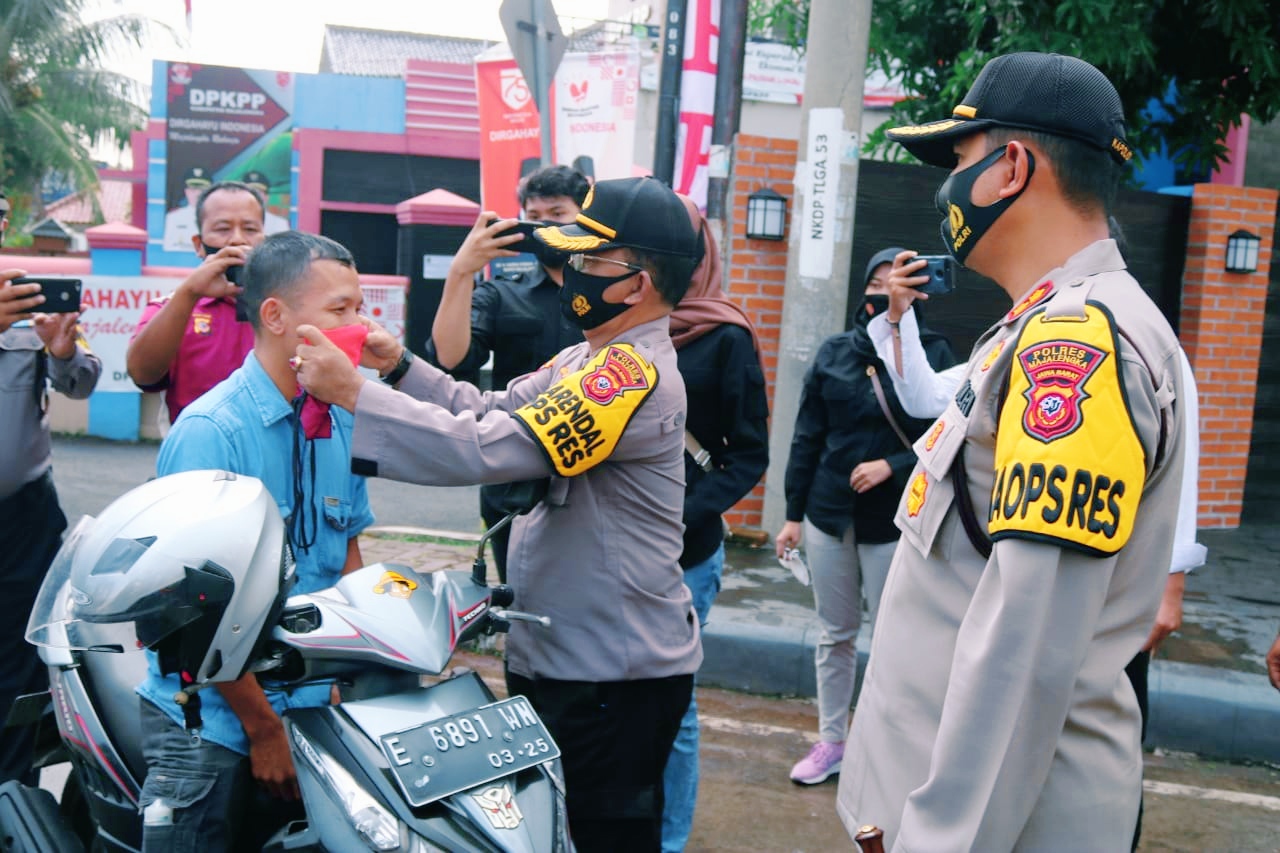 Aparat Gabungan Bagikan 3.500 Masker Gratis