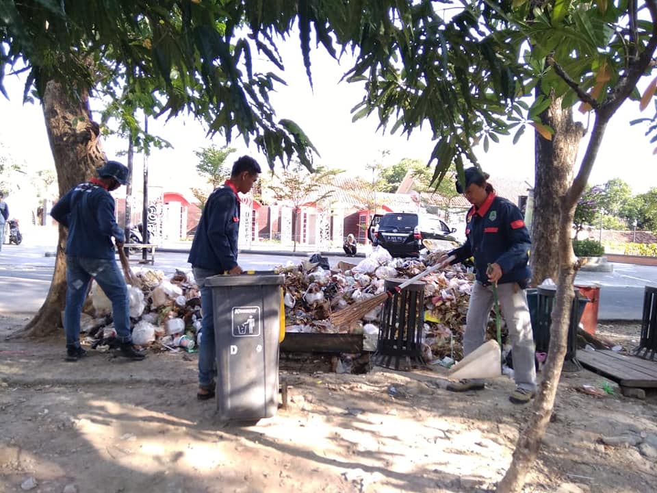 Banyak Pengunjung Buang Sampah Sembarangan