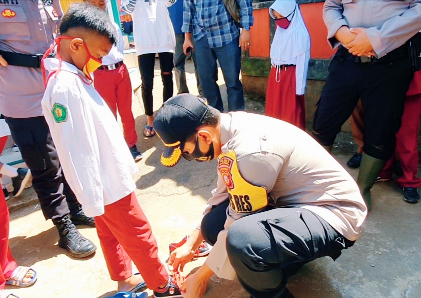 Polisi Sebar Bantuan Sepatu