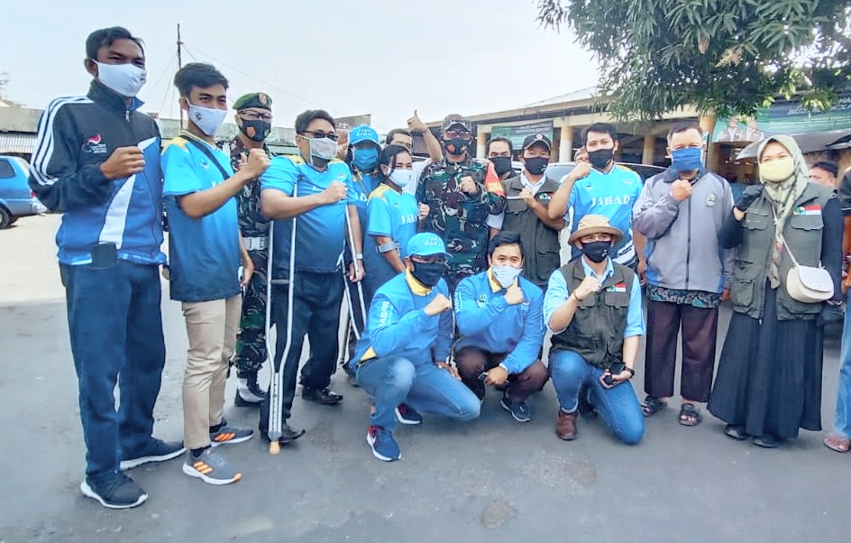 Kodim 0617, Bagikan Ribuan  Masker dan Sembako