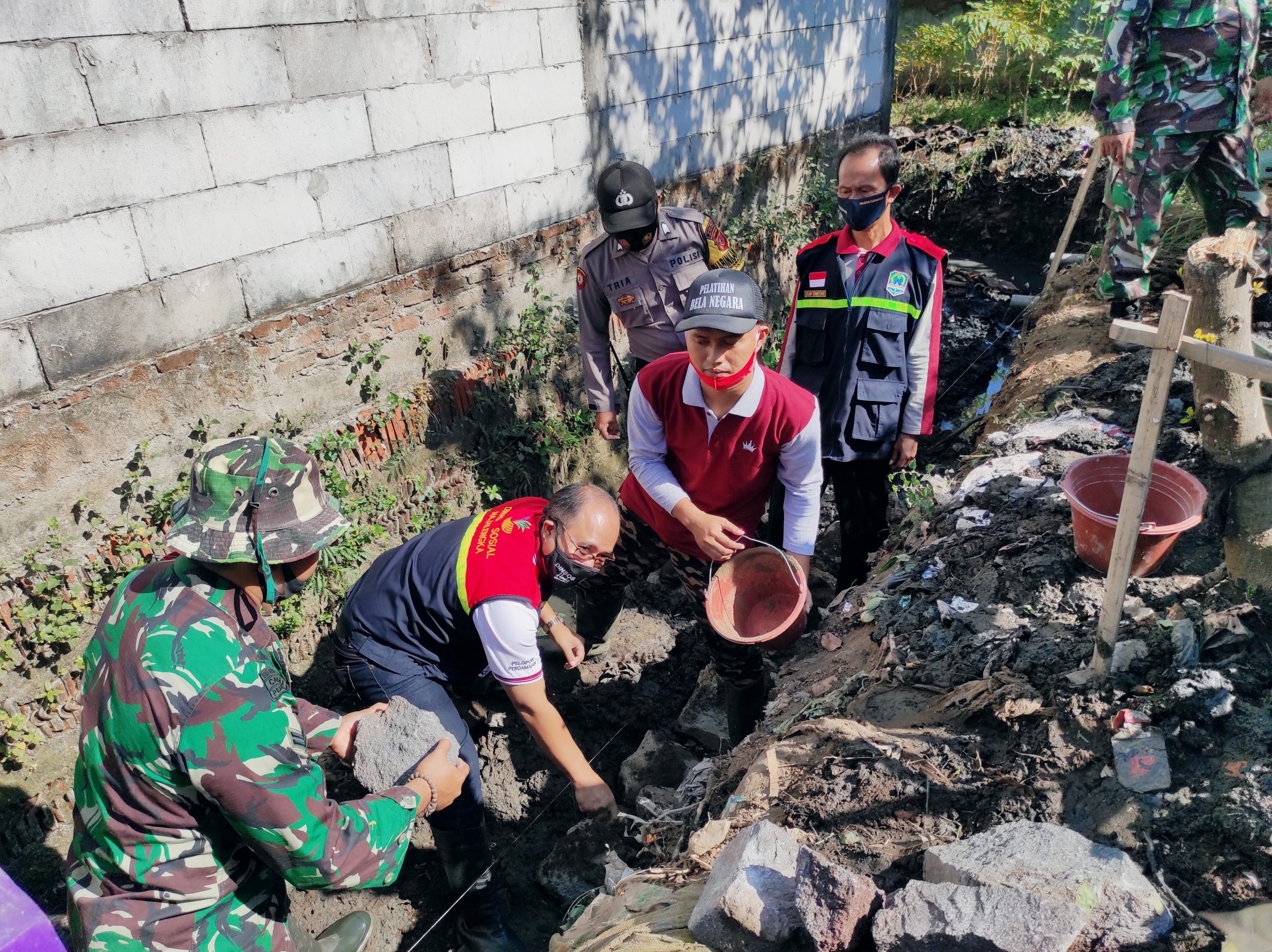 Gotong Royong Bangun Saluran Air