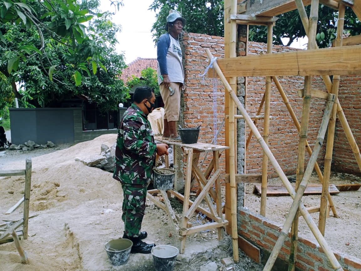 Gotong Royong Bangun Posyandu