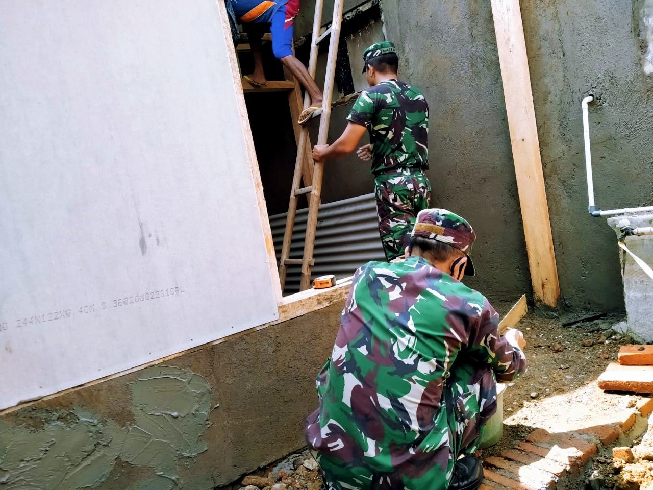 TNI Gotong Royong Renovasi Rutilahu