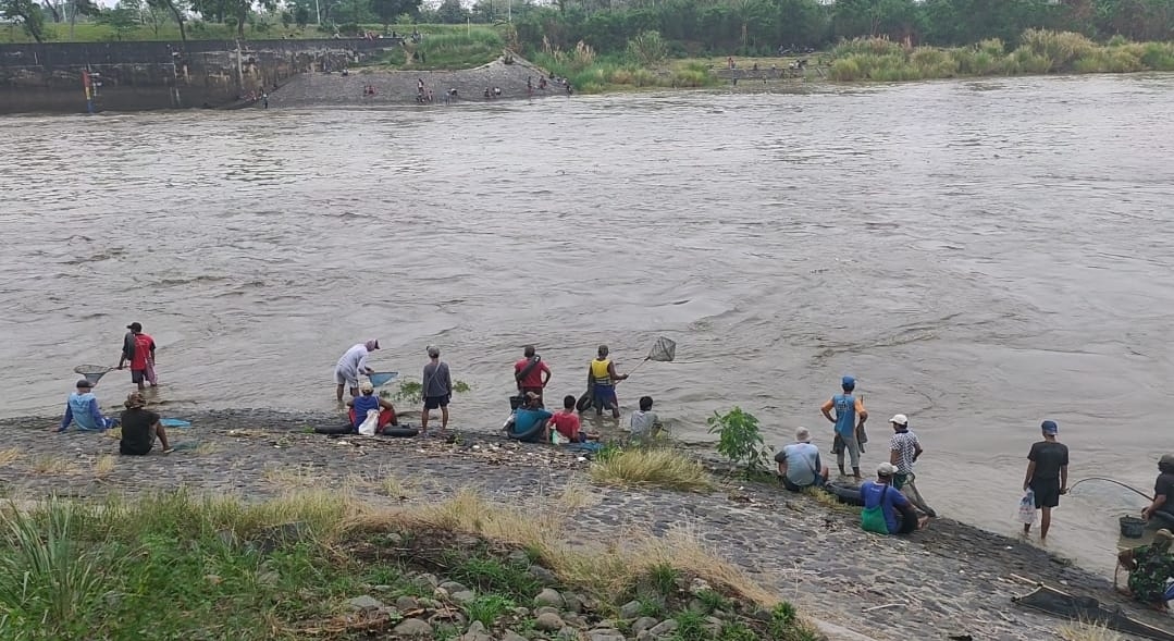 Air Menyusut, Warga Mancing di Bendung Rentang