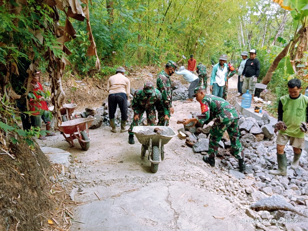 TNI Bantu Warga Bangun Jalan