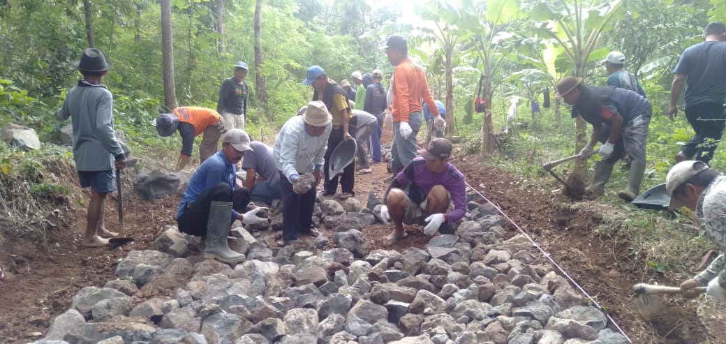 Padat Karya Tunjang Ekonomi Desa