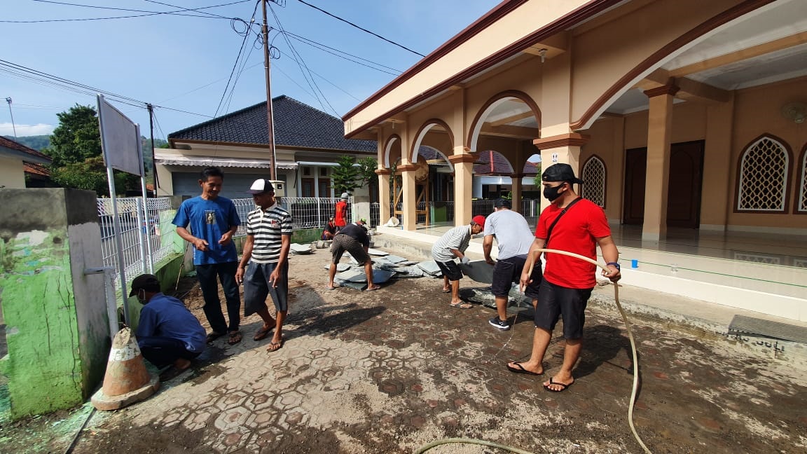 Pemuda Babakan Jawa Kerja Bakti Renovasi Masjid