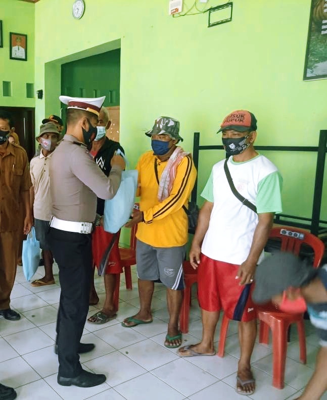 Satlantas Bagikan Sembako dan Masker