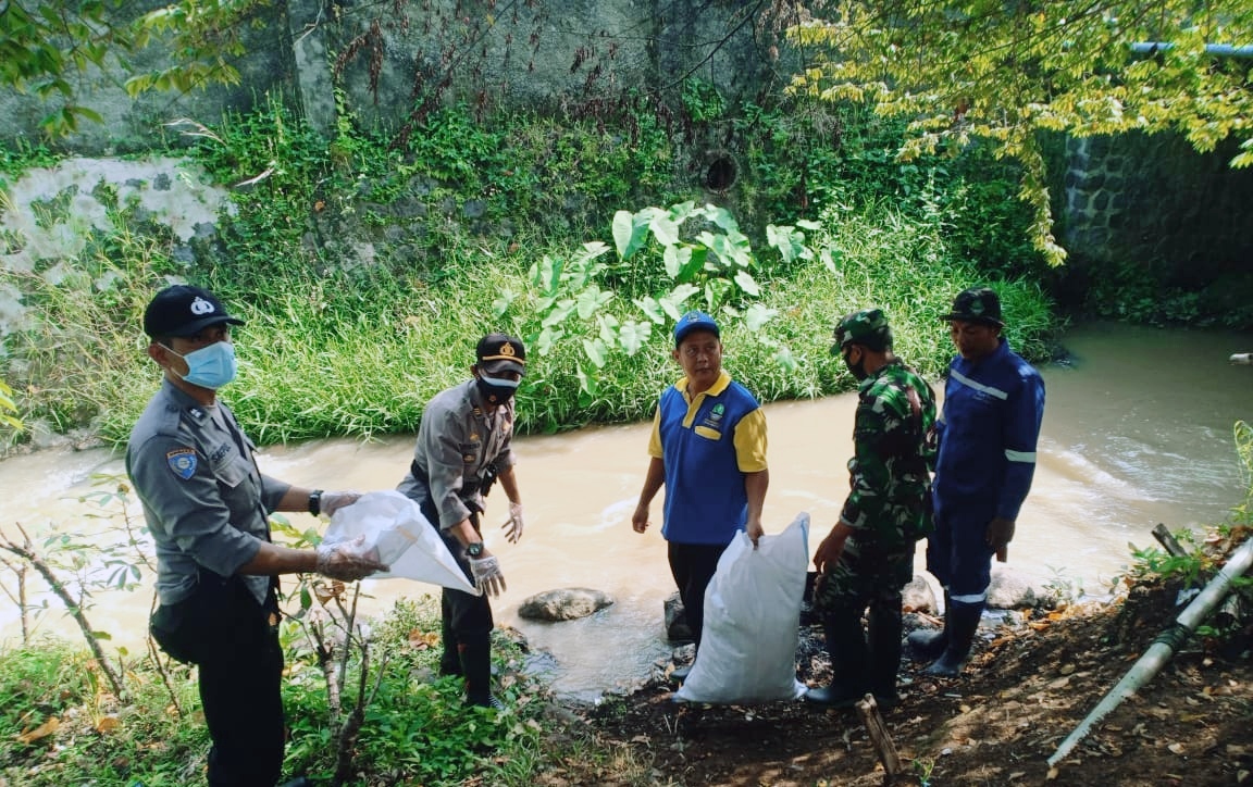 Bersama Relawan, TNI-Polri Bersihkan Sungai