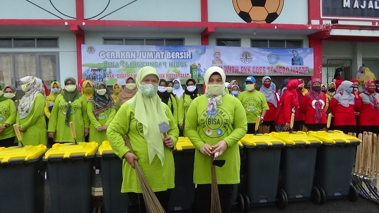 DLH, TP PKK, Dharmawanita dan Warga Opsi di Stadion Warung Jambu