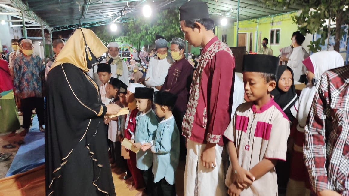 Hj Itje Santuni Anak Yatim