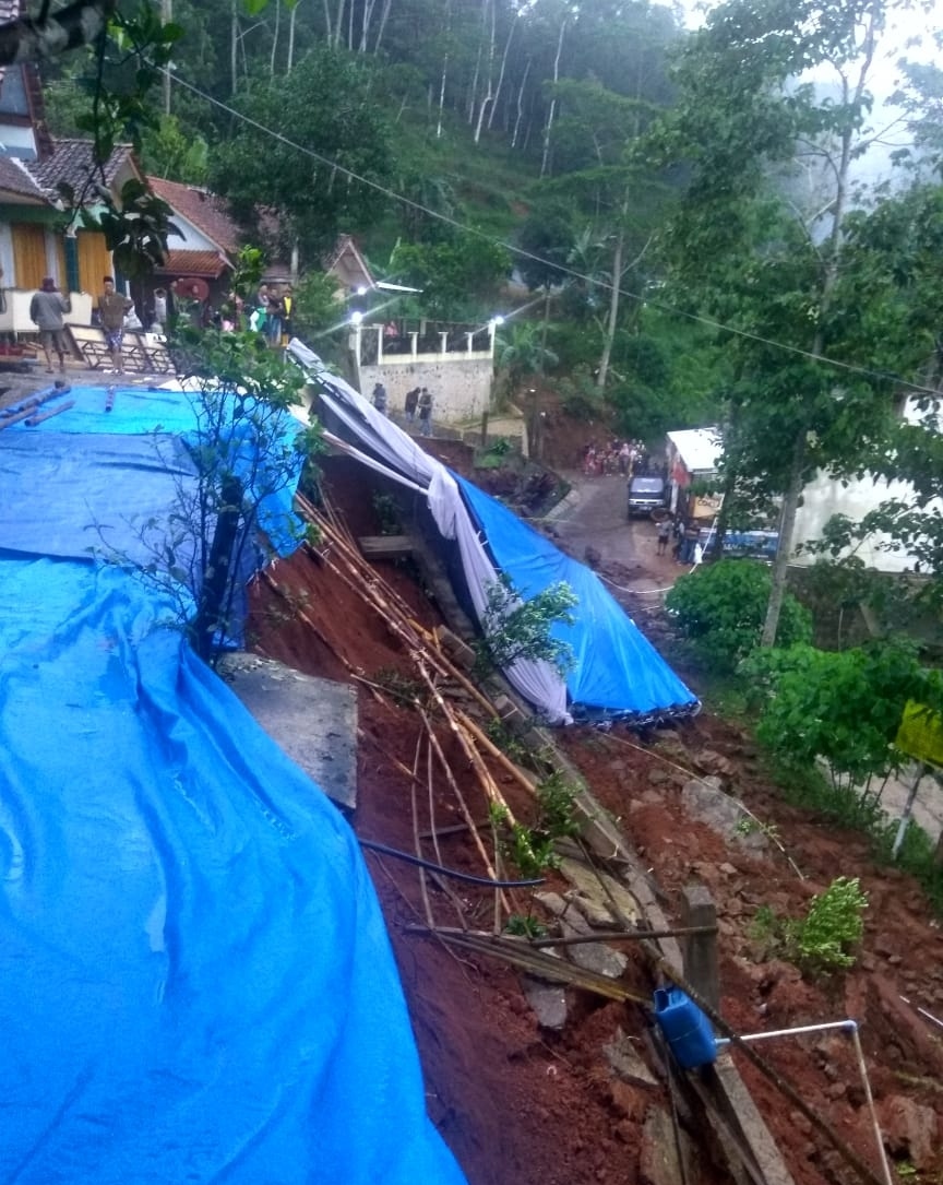 Longsor Tutup Jalan Jagamulya-Cimuncang