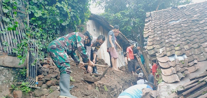 Longsor Timpa Dua Rumah