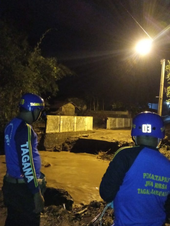 Sungai Cikaramas Meluap, Jembatan Ambrol