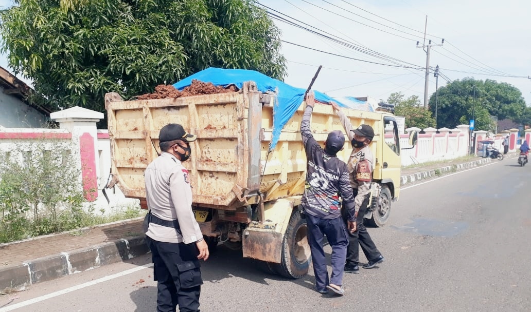 Polsek Jatiwangi Tegur Pengendara Truk