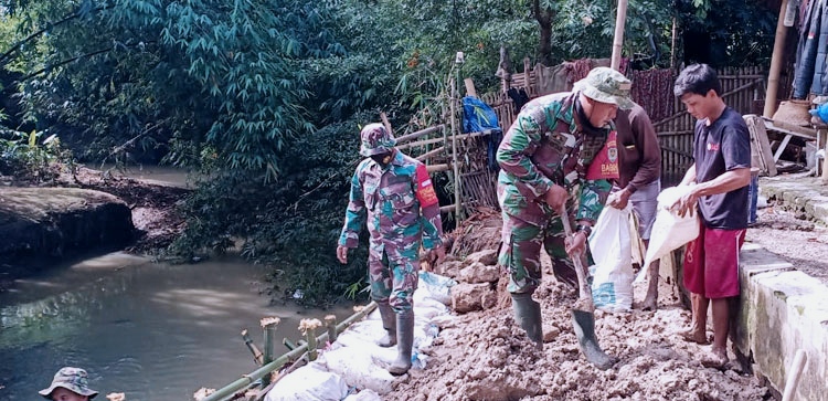 Akhirnya Bangun Tanggul Darurat