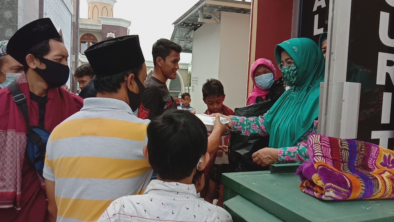 Jamaah Jumat Masjid Al Imam Dapat Nasi Kotak