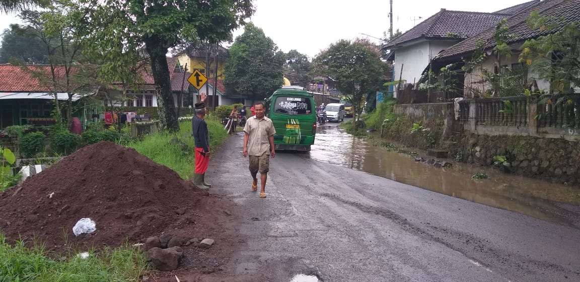 Pengendara Harus Ekstra Waspada, Jalan Raya Maja Berlubang dan Digenangi Air