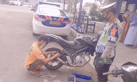 Polisi Tilang Pengguna Knalpot Bising