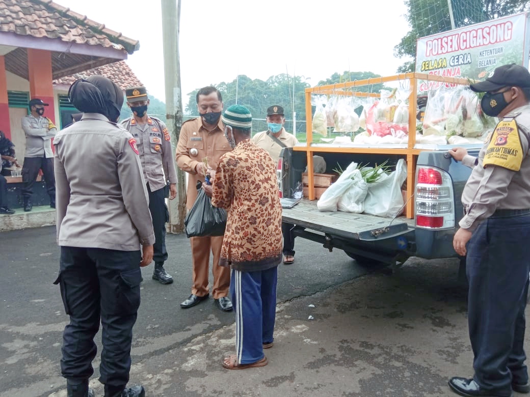 Polsek Cigasong Kembali Bagikan Sembako