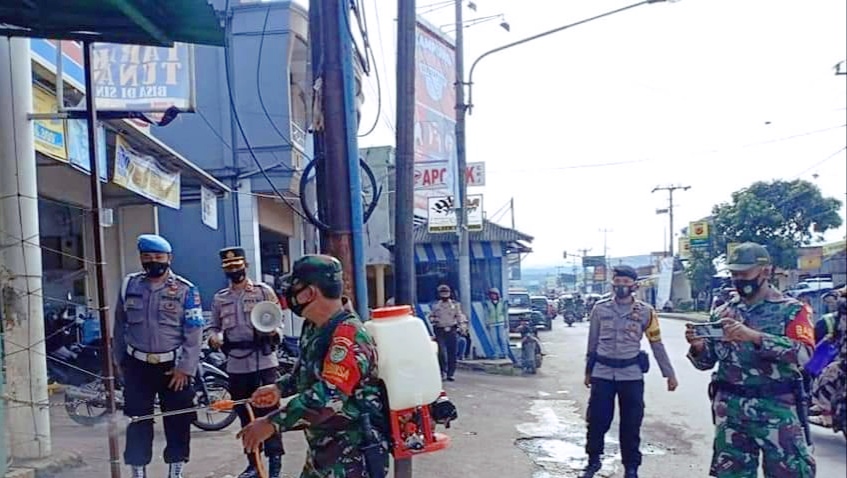 Semprotkan Disinfektan di Tempat Umum