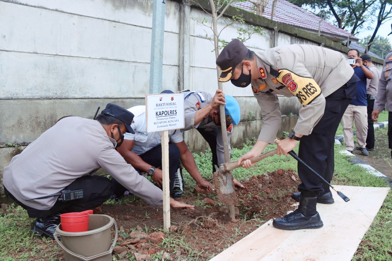 Kapolres Tanam Pohon di Kawasan Industri