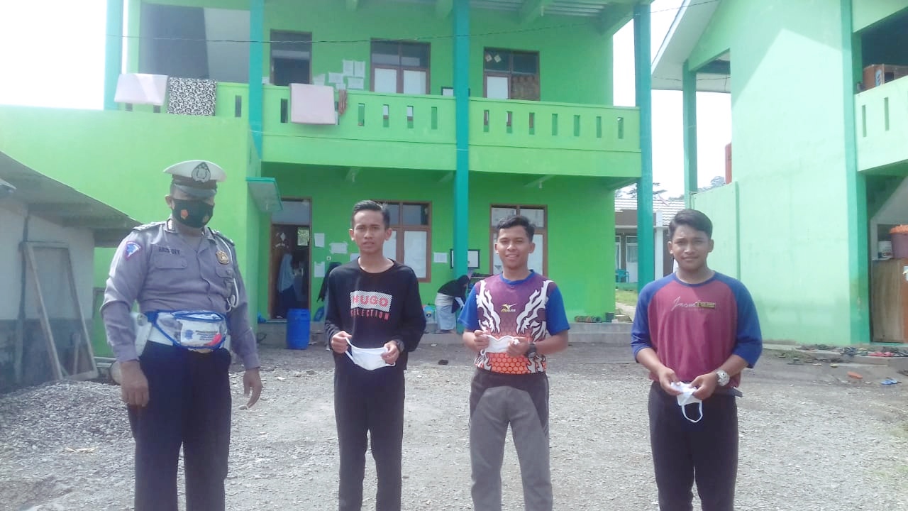 Ajak Santri Jadi Pelopor Prokes