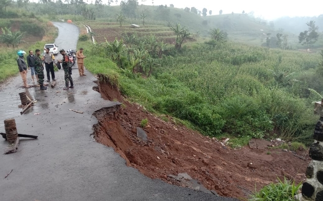 Jalan Alternatif Majalengka Menuju Kuningan Longsor