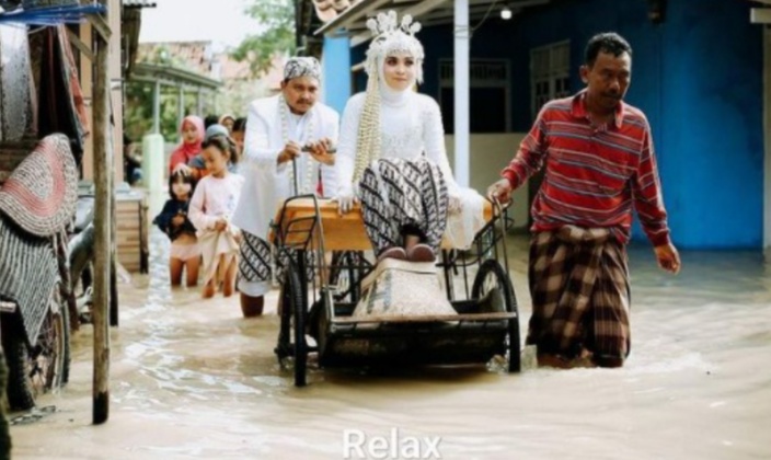 Pasangan Pengantin di Indramayu Ini Viral, Menikah di Tengah Banjir Tetap Romantis