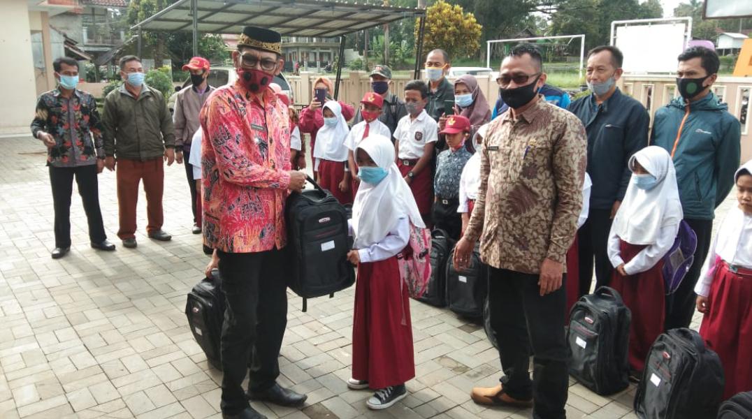 Siswa SD Terima Bantuan Perlengkapan Sekolah