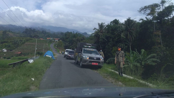 Satpol PP Halau Wisatawan yang Menuju Buper Panten serta Curug Muara Jaya