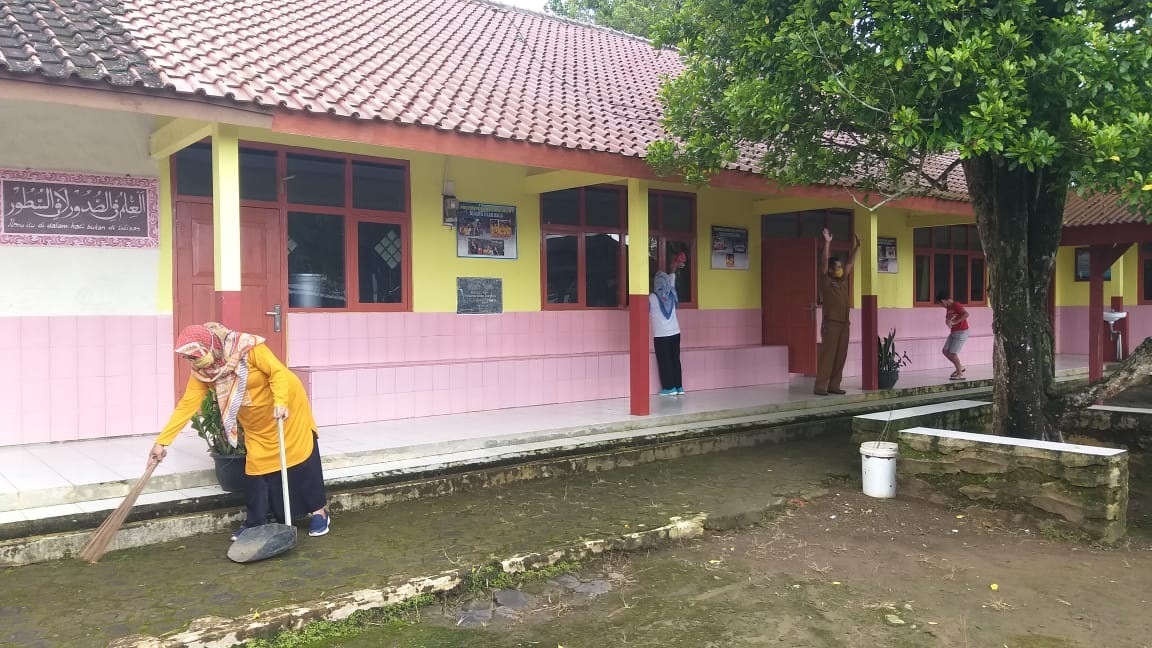 Guru Bersama Murid Bersihkan Halaman Sekolah