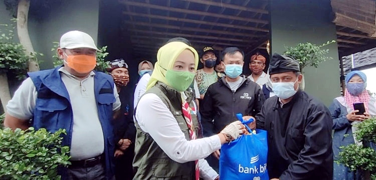 Istri Gubernur Serahkan Bansos