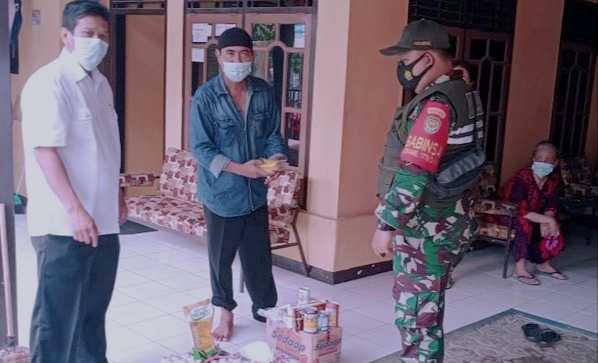 Pemdes dan Koramil Bantu Warga yang Isolasi