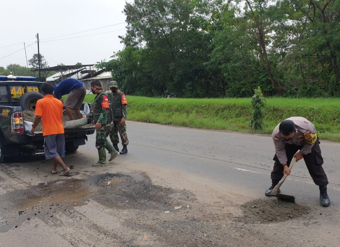 Anggota Polsek dan Koramil Tambal Jalan