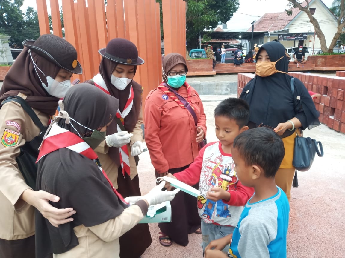 Anggota Pramuka Bagi-bagi Masker