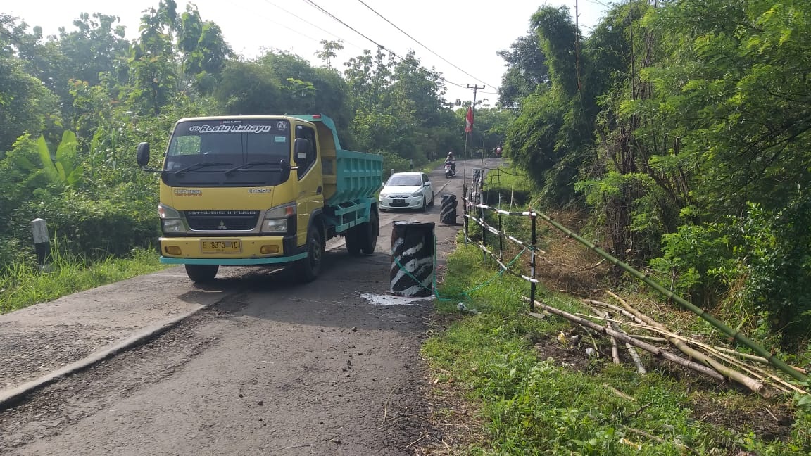 Jalan Penghubung Kecamatan Tidak Kunjung Diperbaiki