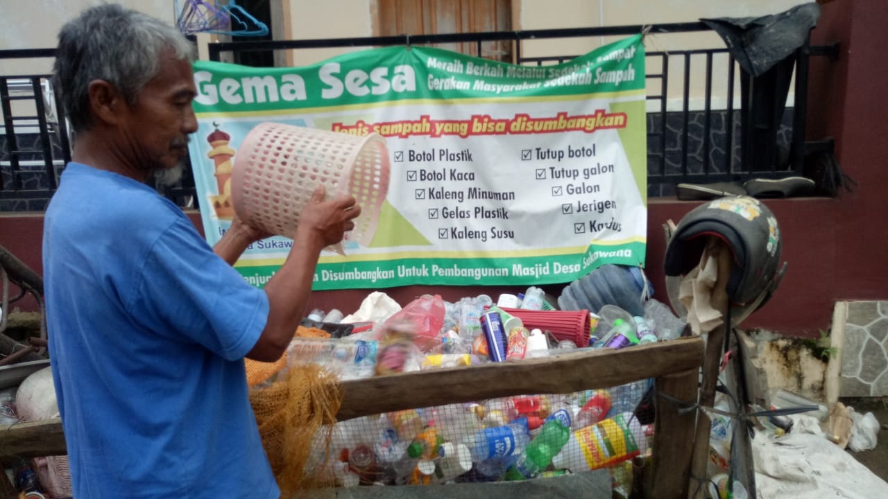 Sumbang Masjid, Warga Jual Sampah