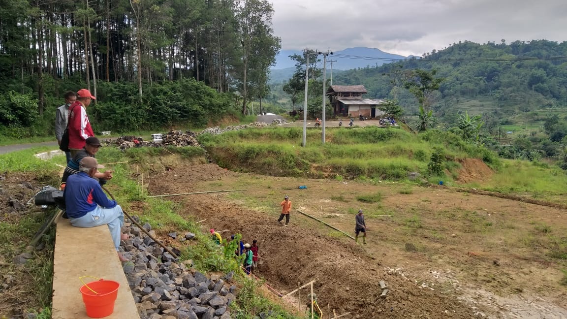 Pemdes Haurgeulis Bangun Buper Batu Belah Bertahap