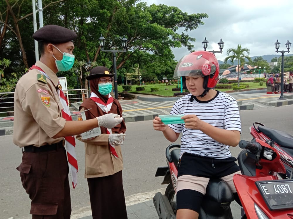 Pramuka Edukasi Warga Pentingnya Prokes