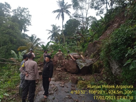 Batu Besar Tutupi Jalan