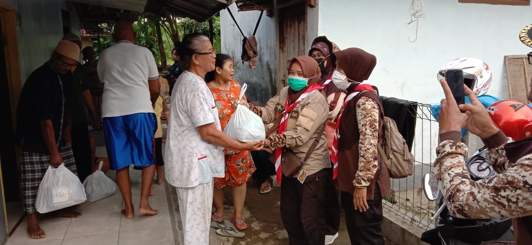 Pramuka Bantu  Bersihkan Rumah Korban Banjir