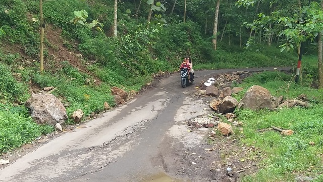 Waspada Batu Berjatuhan, Tebing Setinggi 30 Meter Longsor