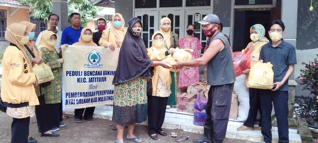 Perempuan Partai Golkar Bantu Korban Banjir