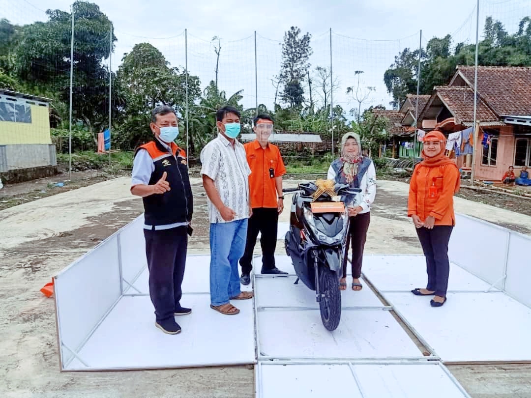 Kantor Pos Serahkan Hadiah Motor