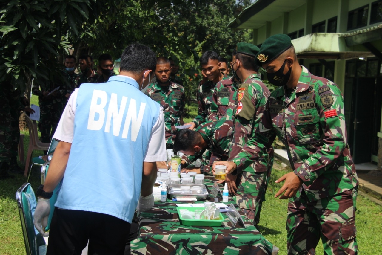 Prajurit Yonif R 321/GT Kostrad Tes Urine