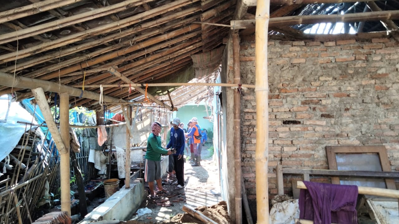 Warga Randegan Wetan Perbaiki Rumah Korban Banjir