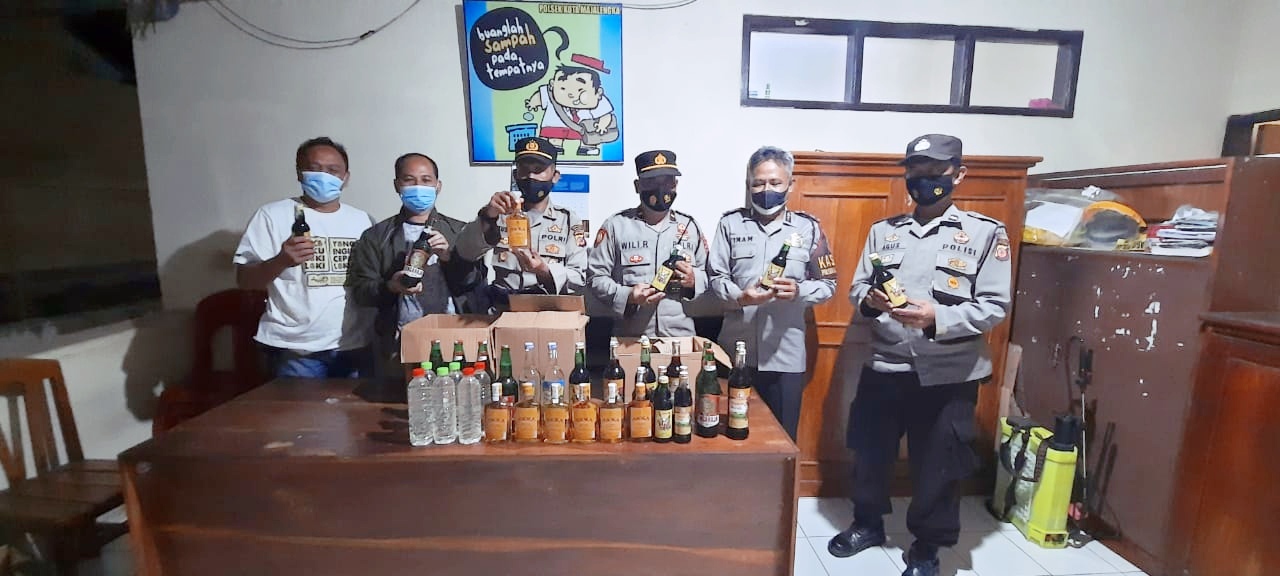 Polsek Amankan Ratusan Botol Miras