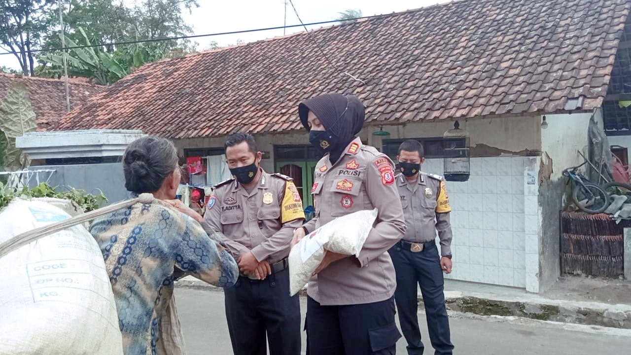 Polsek Cigasong Konsisten Bagikan Sembako