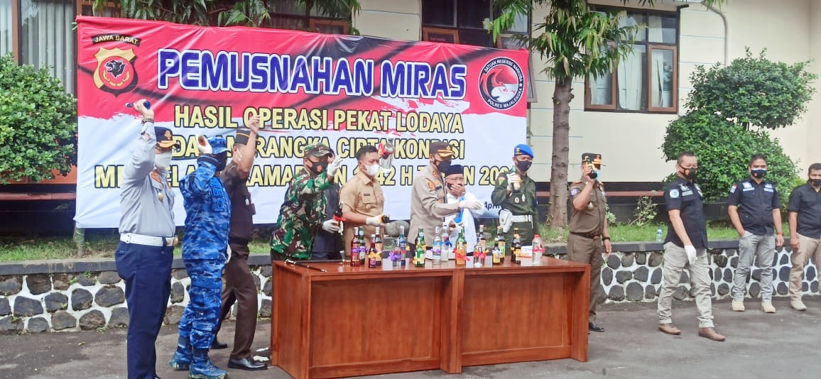 Ribuan Botol Minuman Keras Dimusnahkan